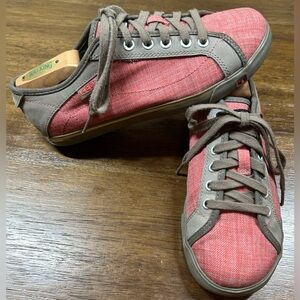 KEEN Women’s Size 8.5 Arcata Low Sneaker Vulcanized Rubber Pink Red Canvas Suede